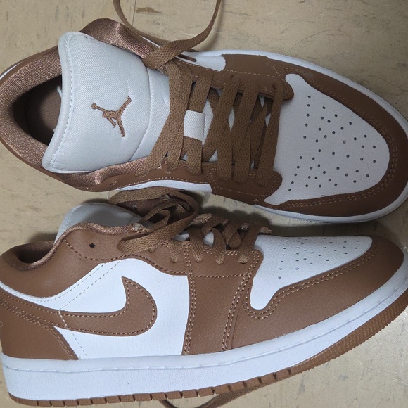 Nike Shoes - Nike Womens 8